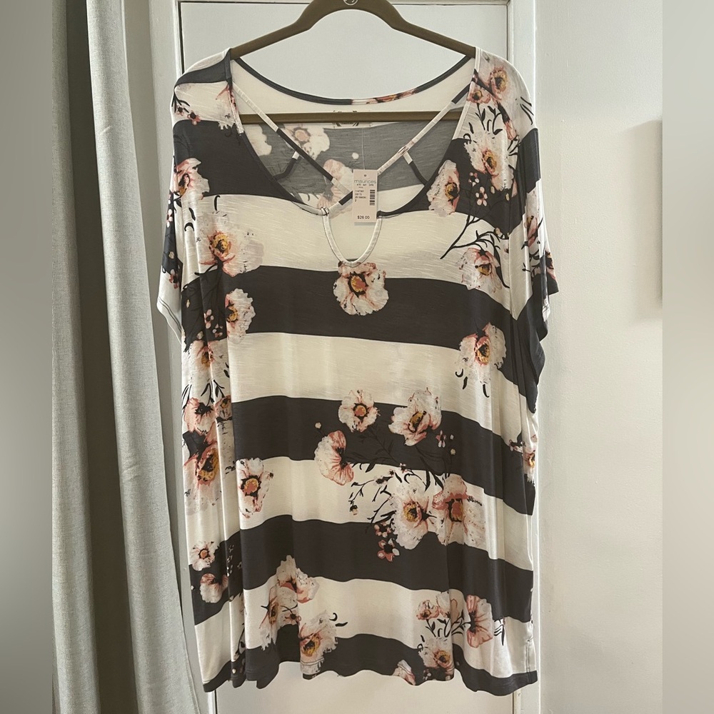 Maurices 24/7 Gray and White Short Sleeve Tee